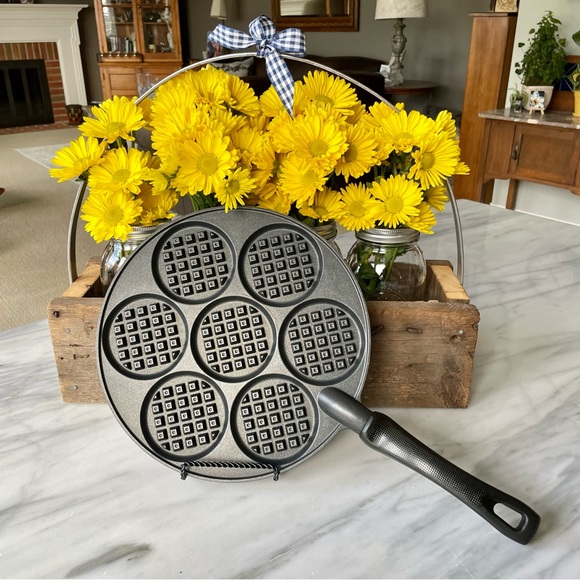 Nordic Ware•Silver Dollar Waffle Griddle w/ Handle•Make 7, 3”Waffles at Once!🧇 - Picture 10 of 15
